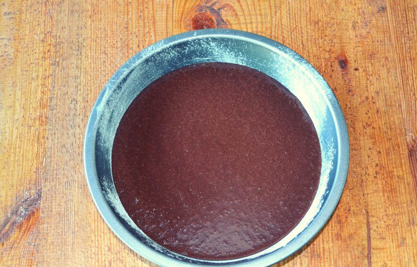 1. Этап. Торт Темный Ларри: Выливаем часть теста в форму (у меня получилось 5 коржей по 300 грамм) и отправляем в разогретую до 180 градусов духовку.