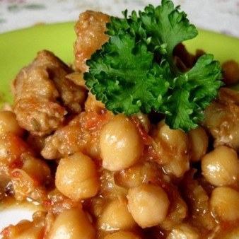 Нут со свининой