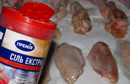 1. Этап. Куриные крылышки в пиве: Крылья необходимо просушить, для этого выложим их на бумажные полотенца. Затем посыпаем крылья солью.