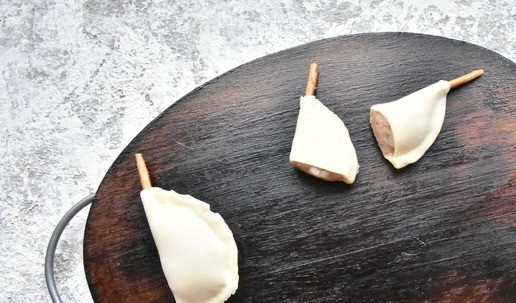 1. Этап. Закуска индилайтовые ножки: Заготовки разрежьте пополам, открытый разрез можно не скреплять.