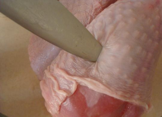 1. Этап. Индейка, запеченная со сметаной: Промойте голени индейки под холодной водой, а затем, при помощи острого ножа, сделайте в них небольшие, но желательно глубокие, проколы.