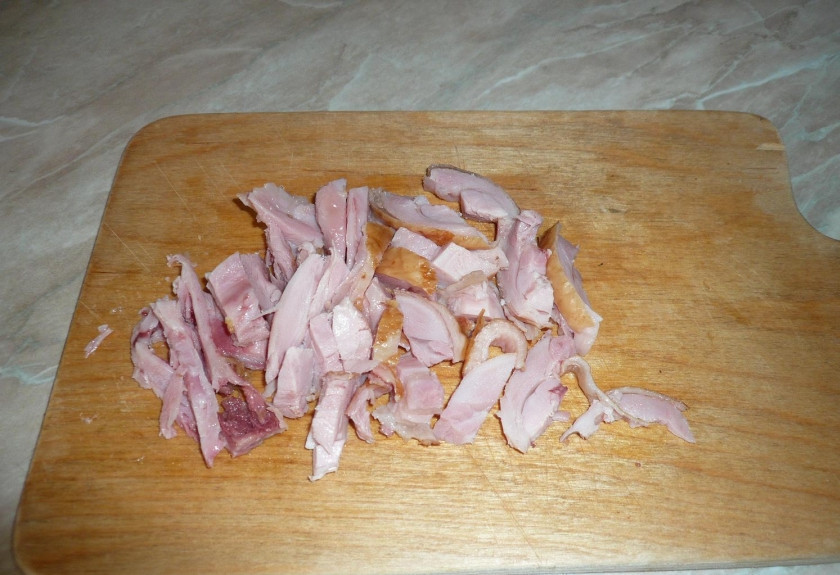 1. Этап. Салат с копченым мясом: Теперь измельчите курицу, но не сильно мелко.