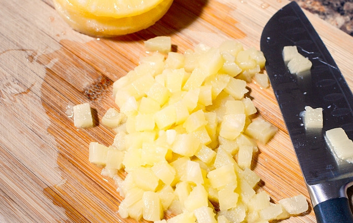 1. Этап. Морковный салат с изюмом: 2. Нарежьте небольшими кубиками ананас.