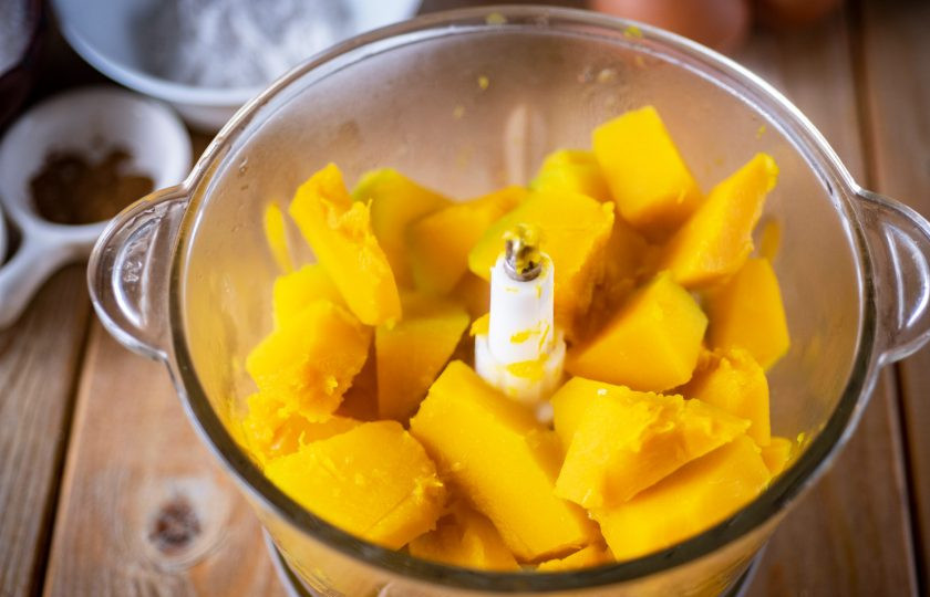 1. Этап. Тыквенный пирог классический: Слейте с отваренной тыквы всю воду и переложите ее в чашу измельчителя.