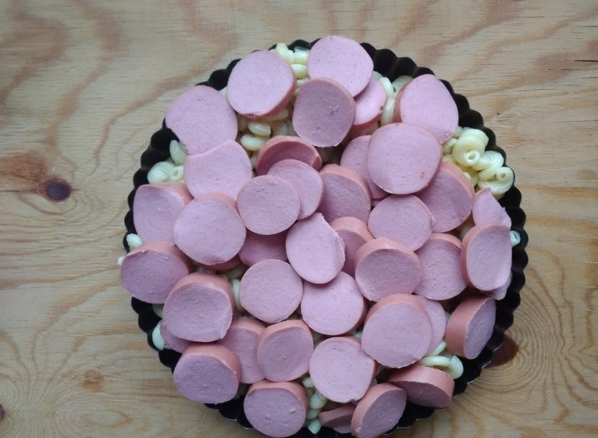 1. Этап. Сосиски под соусом с макаронами: 7. После этого в форму для выпечки выложите макароны. Сверху — сосиски.