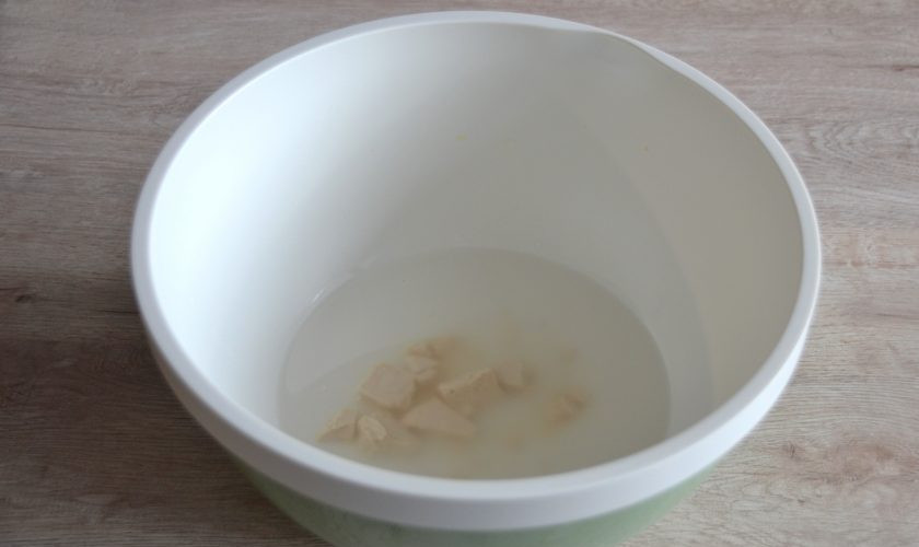 1. Этап. Лепешки Оби-нон: В емкость для замешивания теста влейте воду, растворите соль, сахар, дрожжи.