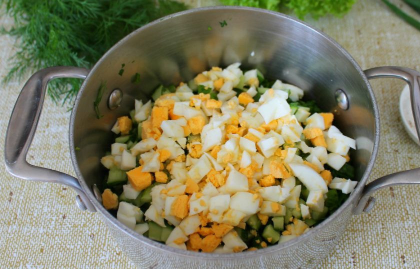 1. Этап. Грибной холодный суп: Яйца отвариваем 7 минут, охлаждаем, чистим, режем и высыпаем в кастрюлю.