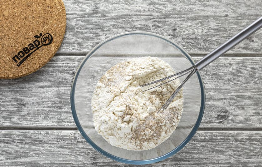 1. Этап. Кальцоне с овощами: Смешайте муку с солью и сухими дрожжами. Сформируйте углубление в центре.