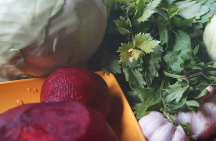 1. Этап. Капуста по-грузински со свеклой: Подготовьте все необходимые ингредиенты. Овощи промойте.