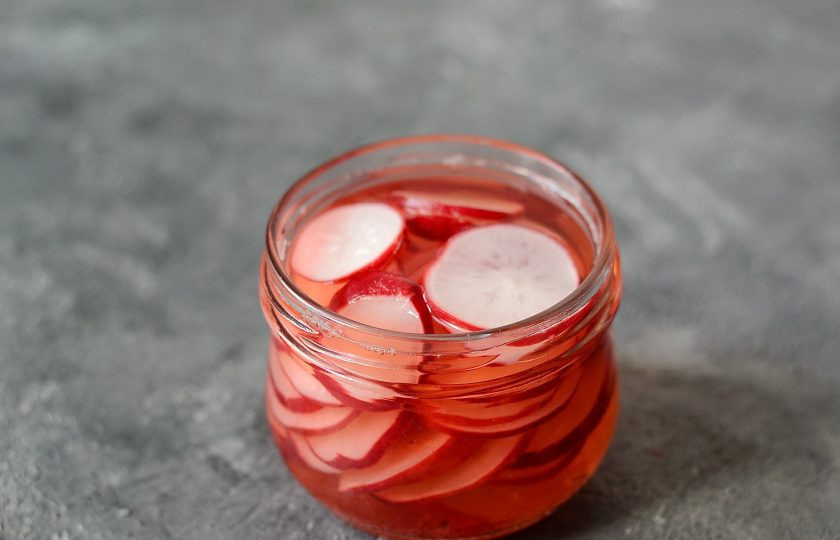 1. Этап. Салат с маринованной редиской: Для маринада вскипятите воду с сахаром и солью. Добавьте яблочный уксус, проварите 1 минуту. Редиску переложите в небольшую баночку, залейте маринадом и оставьте на 1 час.