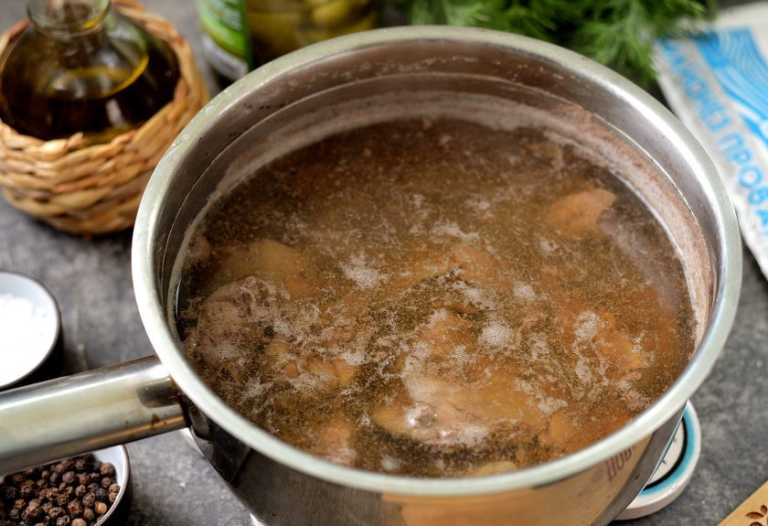 1. Этап. Салат из куриной печени с морковью по-корейски: Выложите печень в чуть подсоленную кипящую воду, собирайте пену во время варки, варите субпродукт не дольше 10 минут, иначе он будет горчить.