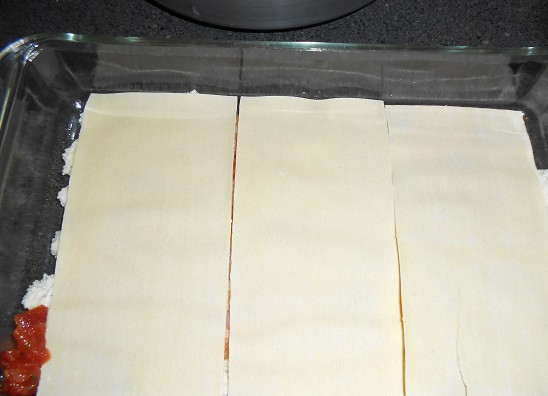 1. Этап. Лазанья с креветками: 11. Накрыть все это листьями лазаньи и смазать сверху соусом.