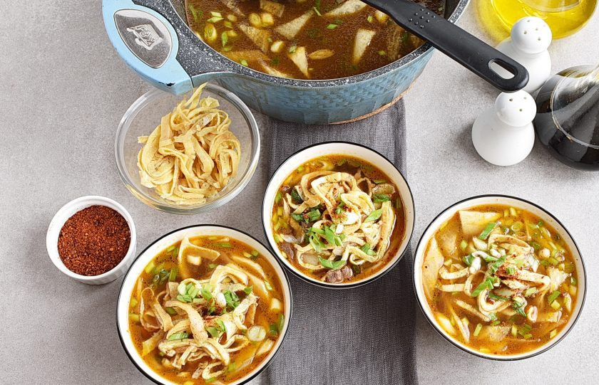 1. Этап. Корейский суп: При подаче разлейте суп по глубоким мискам, выложите сверху яичный блинчик, и посыпьте остатками зеленого лука.