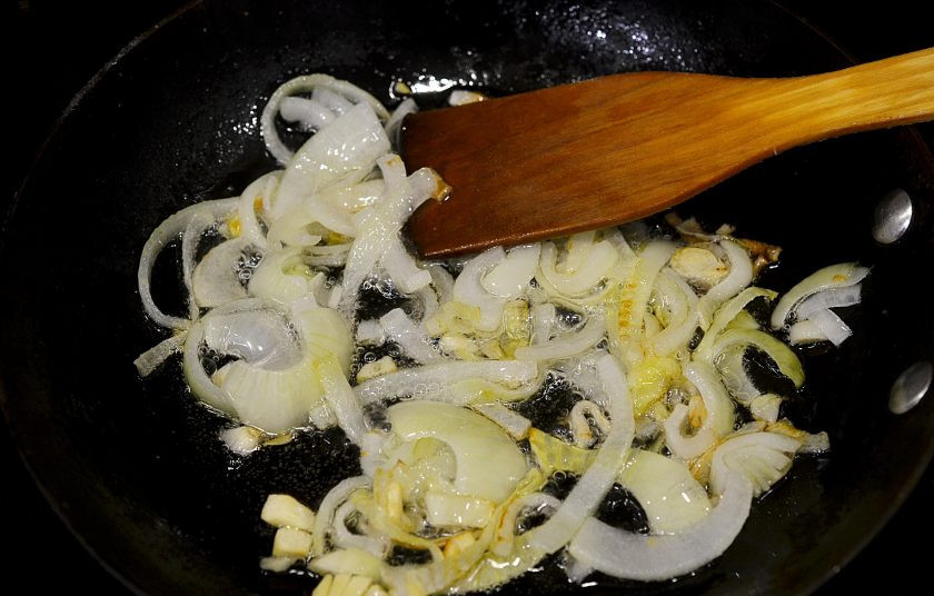 1. Этап. Куриные желудки по-грузински: Обжарьте лук и чеснок с добавлением масла в течение 7 минут.