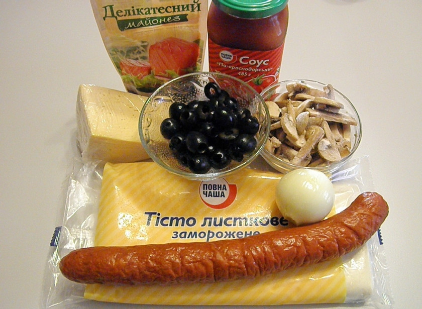 1. Этап. Пицца из слоеного теста в духовке: Приготовьте продукты для пиццы. Тесто достаньте из упаковки и разморозьте при комнатной температуре.