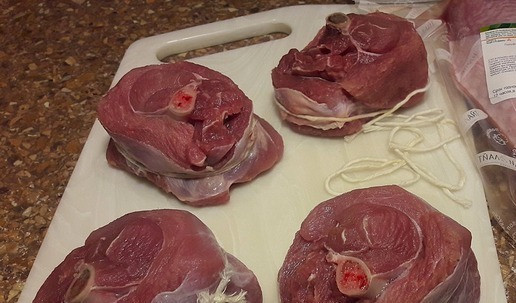 1. Этап. Оссобуко из индейки к Новогоднему столу: Завязать голяшки кулинарной веревкой - туго