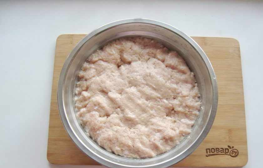 1. Этап. Домашняя колбаса в пакете: Взбейте фарш с помощью блендера или еще раз пропустите через мясорубку.