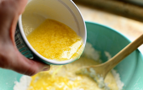 1. Этап. Воздушные бельгийские вафли: 7. Добавьте масло, перемешайте все до однородности.