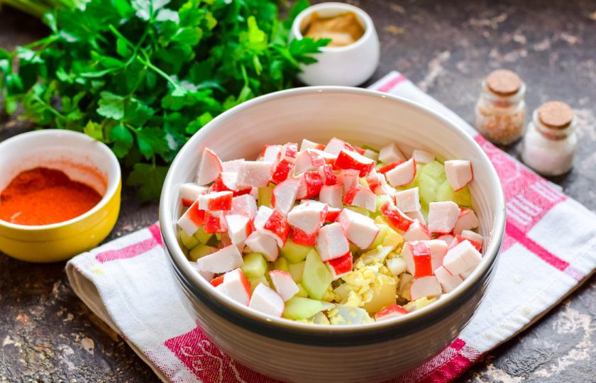 1. Этап. Салат с семгой и крабовыми палочками: Нарежьте кубиками крабовые палочки, добавьте к остальным ингредиентам.