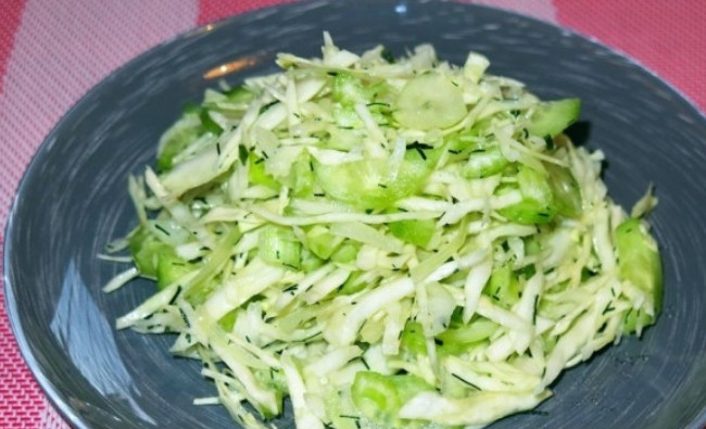 1. Этап. Салат из свежей капусты и огурцов: Для заправки салата используйте лимонный сок и оливковое масло. Приятного аппетита!