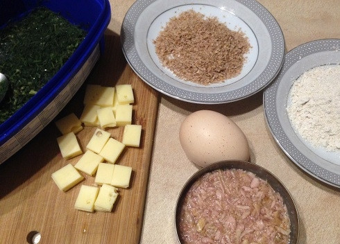 1. Этап. Диетические туннаболы: Из этих продуктов мы и приготовим наше блюдо. Так как мы готовим диетическое блюдо, сыр берем нежирный. Нарежем сыр на маленькие кубики.