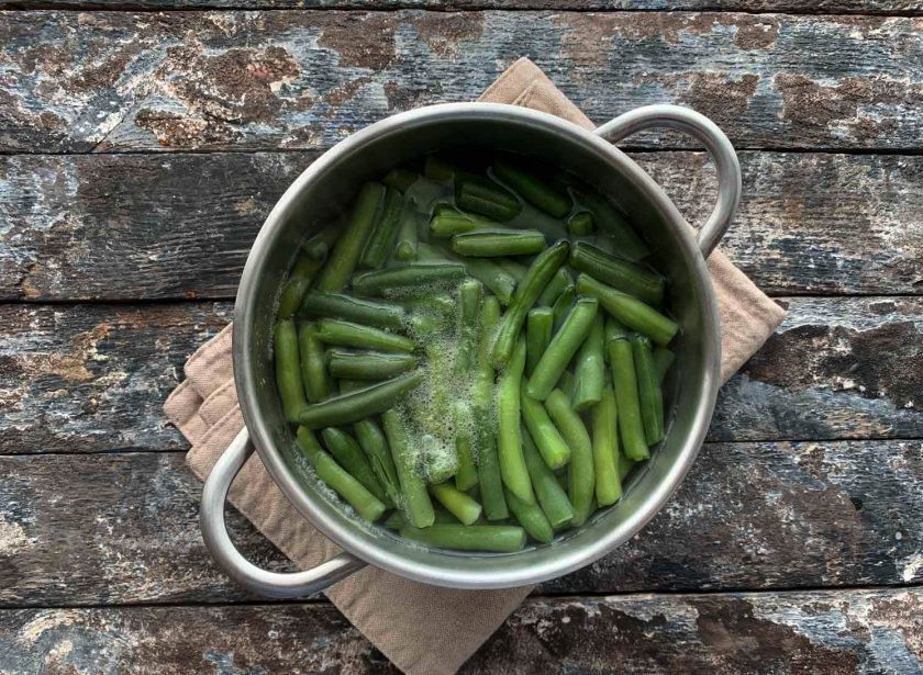 1. Этап. Салат из стручковой фасоли с мясом: Фасоль отварите в течение 3-5 минут, откиньте на дуршлаг и дайте стечь воде.