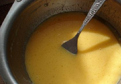 1. Этап. Хачапури с творогом: 3. Яичные желтки не выливать. Желтки размешать, добавить 2 столовые ложки масла и 2 ст.ложки воды. Перемешать смесь. Ею надо будет смазывать хачапури.