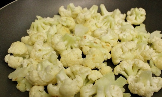 1. Этап. Куриное филе с овощами: 8. Когда брокколи будет готова, точно так же обжарьте цветную капусту.