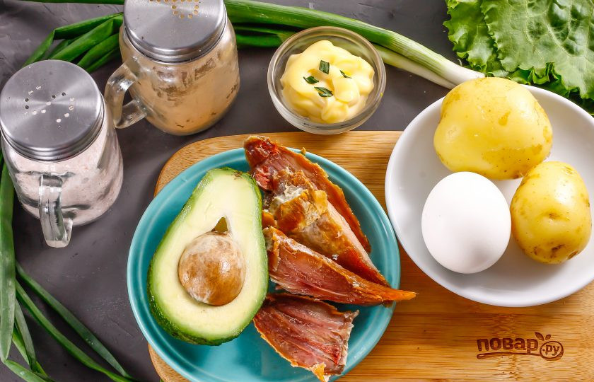 1. Этап. Салат с копченой курицей и авокадо: Подготовьте указанные ингредиенты. Заранее отварите картофель и куриное яйцо, а затем остудите их в ледяной воде.