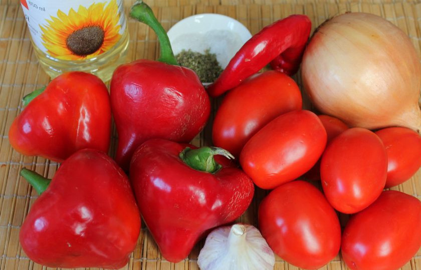 1. Этап. Салат из сладкого перца и помидоров на зиму: Подготовим ингредиенты.