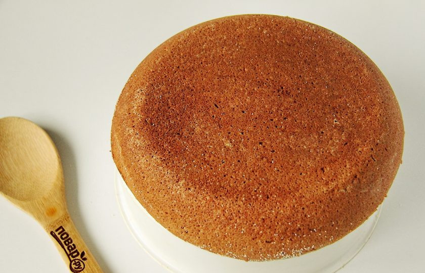 1. Этап. Кабачковый пирог в мультиварке: Готовый кабачковый пирог извлеките при помощи контейнера для варки на пару.