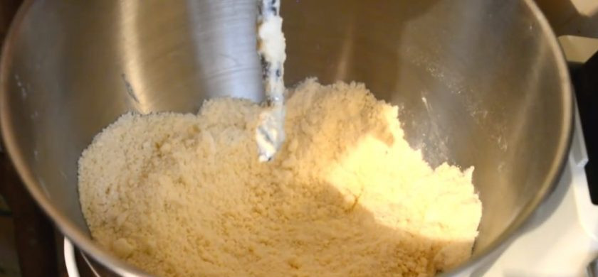 1. Этап. Клубничный тарт с заварным кремом: 2. Снимите крем с огня, добавьте ванильных сахар, мягкое сливочное масло и размешайте до однородности. Дайте крему слегка остыть. Холодное сливочное масло нарежьте кубиками, смешайте с мукой, разрыхлителем и сахаром, и перетрите до состояния крошки.