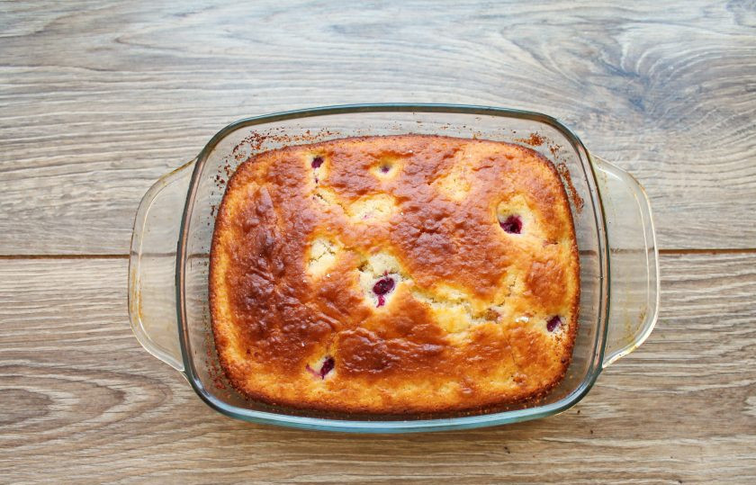 1. Этап. Пирог с малиной на кислом молоке: Поставьте форму в горячую духовку и выпекайте пирог в течение 45 минут при температуре 180 градусов до готовности. Достаньте форму с пирогом из духовки, дайте постоять 10 минут и достаньте пирог. Остудите его на решетке полностью.