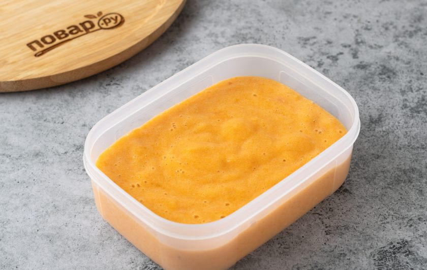 1. Этап. Сорбет без сахара: Переложите абрикосовое пюре в пищевой контейнер и уберите в морозилку. Каждый час доставайте и перемешивайте.