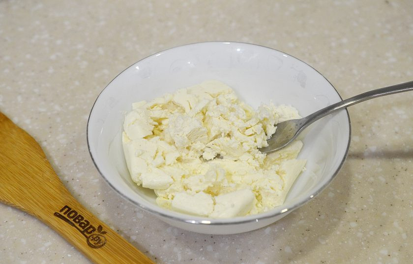 1. Этап. Сырники с кокосовой мукой: 1. Творог разомните вилкой. Если творог крупинками, протрите его через сито.