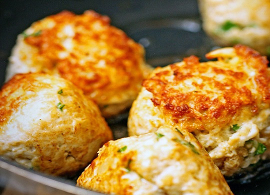 1. Этап. Тефтели с подливкой куриные: 3. Из полученного фарша сформировать небольшие шарики, смоченными в воде руками. На сковороде разогреть растительное масло и отправить туда тефтели. Обжарить на сильном огне около 3 минут с каждой стороны.