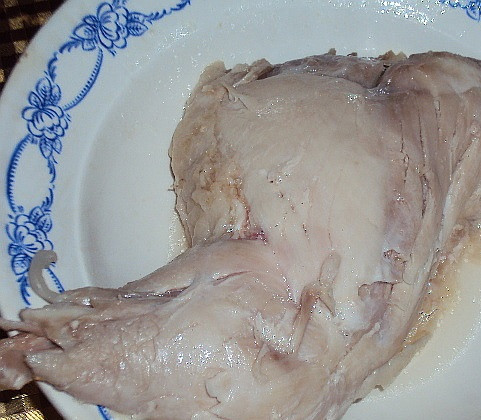 1. Этап. Мусс из курицы: 3. Сваренный окорочок остудить и разобрать - отделить мясо от костей.