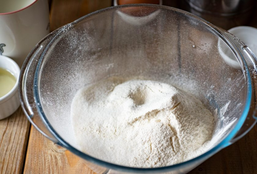 1. Этап. Панкейки с содой: В широкую миску просейте муку. Добавьте в нее сахар и соль. Перемешайте.