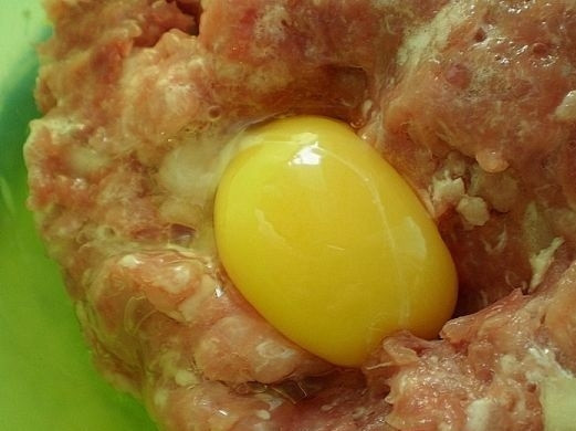 1. Этап. Тефтели, запеченные в духовке в сметанном соусе: 3. Вбейте яйцо.