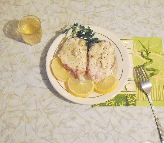 1. Этап. Кефаль под майонезом: 5. Минут на сорок пять – пятьдесят ставим кефаль запекаться в духовой шкаф. После вынимаем и украшаем зеленью и кусочками лимона. Блюдо готово.