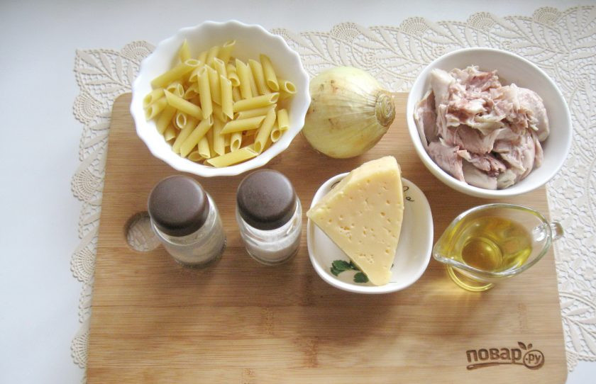1. Этап. Макароны по-флотски с сыром: Подготовьте ингредиенты для приготовления макарон по-флотски.