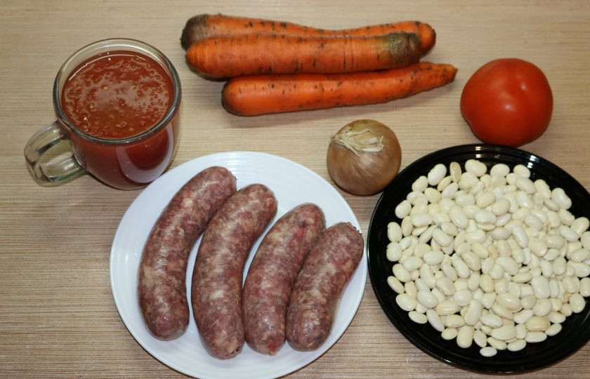 1. Этап. Фасоль с колбасками: Подготовьте ингредиенты.