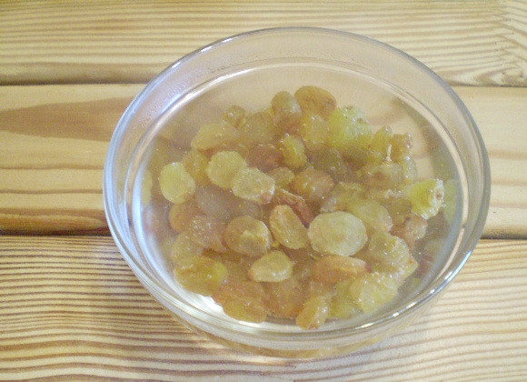 1. Этап. Кексики с изюмом: 4. Еще один момент - нужно заранее распарить изюм. Поэтому заливаем кипятком его и отставляем. Продолжаем заниматься тестом для кексиков.