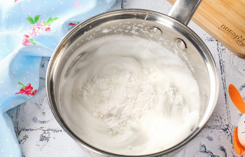 1. Этап. Помазка на куличи из белков: Добавьте сахарную пудру. Можно использовать готовую, а можно сделать пудру самому. Достаточно сахар измельчить в кофемолке.