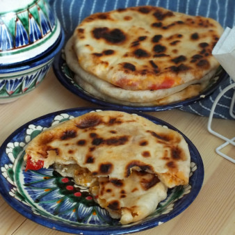 Лепешки с сыром и творогом на сковороде