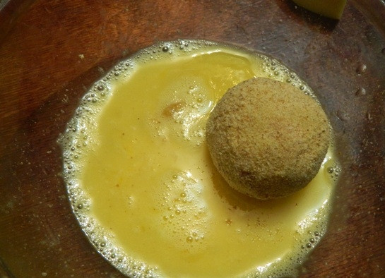 1. Этап. Картофельные шарики с ветчиной и сыром: 7. Затем быстро окунаем в слегка взбитое яйцо и снова в панировочные сухари.