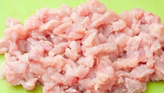 1. Этап. Ризотто со сливками: Куриное филе режем средними кубиками.