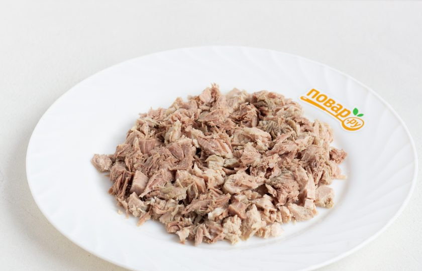 1. Этап. Салат Бусы на снегу: Первым слоем салата выложите вареное мясо, нарезанное небольшими кусочками.