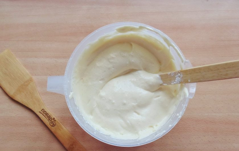 1. Этап. Двухцветный бисквит: Аккуратно с помощью лопатки замесите пышное, гладкое тесто.