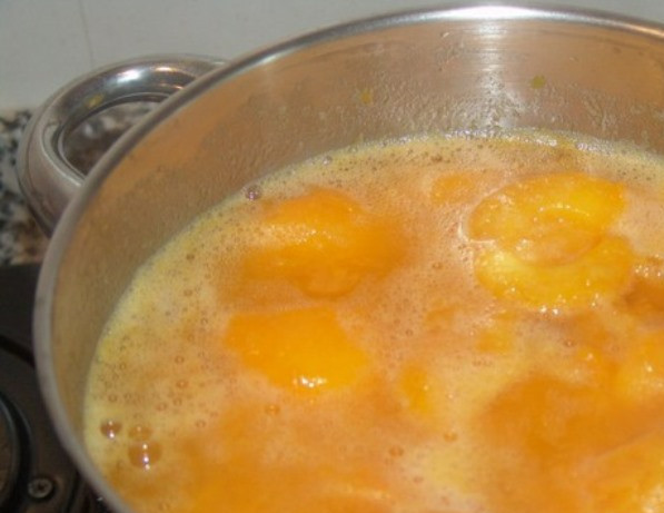 1. Этап. Мармелад из персиков: Удалите из плодов персика косточки и протушите под крышкой с добавлением воды до разваривания.